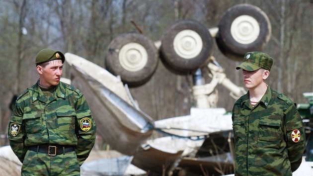 Odklízení trosek polského letadla v ruském Smolensku (14. dubna 2010)