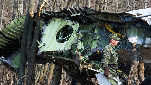 Odklízení trosek polského letadla v ruském Smolensku. (14. dubna 2010)