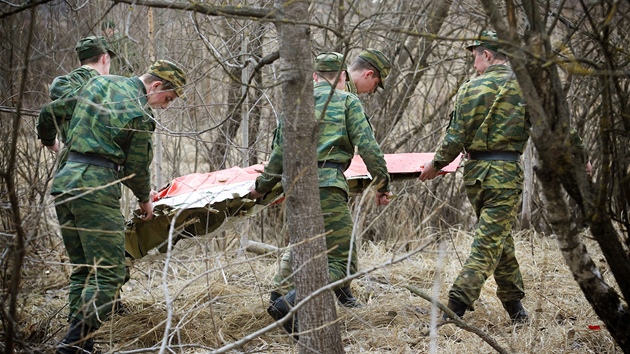 Odklízení trosek polského letadla v ruském Smolensku. (11. dubna 2010)