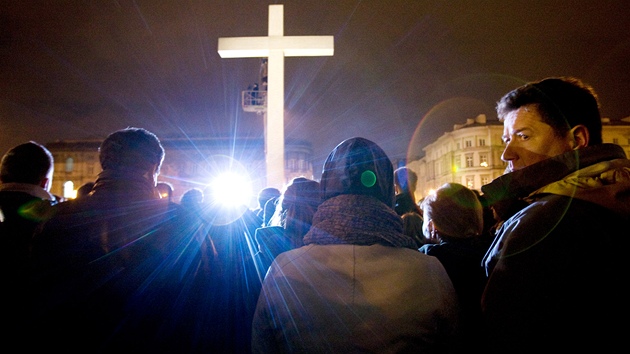 Lidé se seli v centru Varavy hned poté, co se dozvdli o letecké katastrof ve Smolensku. (9. dubna 2010)