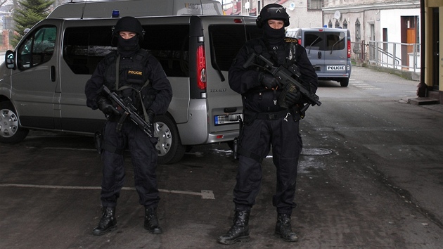 Policisté speciální jednotky na esko-polské hranici pi pedání zlatého pokladu.