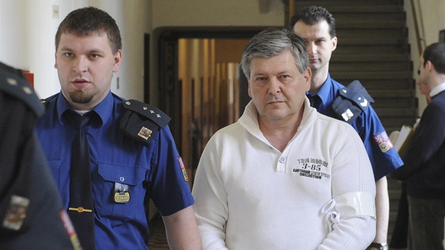 Ob�alovaný Marcel Simon p�ichází na jednání krajského soudu.