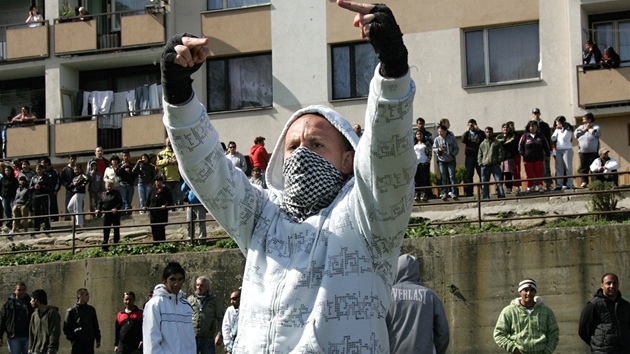 Anarchista proti DSSS v Krupce, pihlelo poetn romsk publikum (9. ledna 2011)
