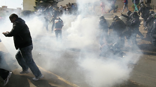 Policie rozhn blokdu pochodu dlnick strany v Krupce (9. dubna 2011)
