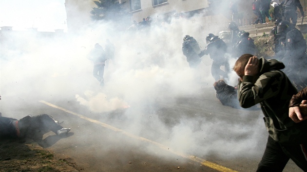 Policie rozhání blokádu pochodu dlnické strany v Krupce (9. dubna 2011)