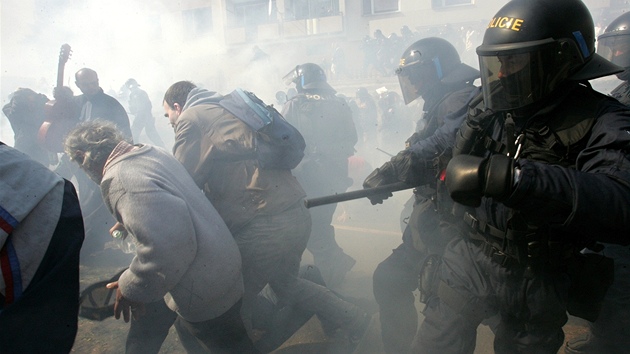 Policie rozhání blokádu pochodu dlnické strany v Krupce (9. dubna 2011)