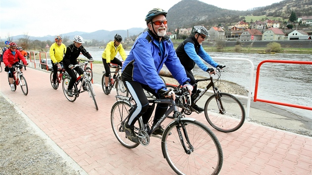 Slavnostní jízda po novém úseku Labské cesty startovala u velkob�ezeneckého p�ívozu.