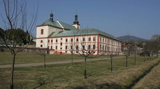 Současná podoba zahrady mezi augustiniánským klášterem a sídlem správy Krkonošského národního parku ve Vrchlabí. 