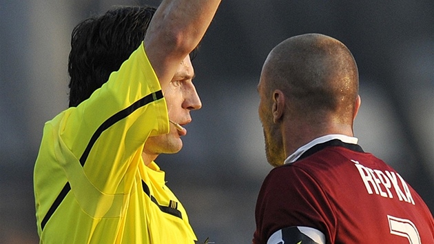 Rozhodí Roman Hrube dává lutou kartu sparanskému obránci Tomái epkovi.