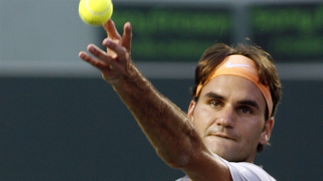 PODÁNÍ. Roger Federer se soustedí na svj servis.