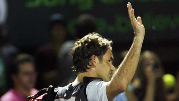 NASHLE, PRÁTELÉ. Roger Federer se po prohraném zápase louí s diváky.