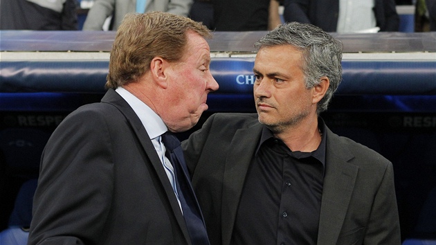 TRENÉRSKÉ LEGENDY. Harry Redknapp z Tottenhamu a José Mourinho z Realu Madrid v p�átelském rozhovoru.