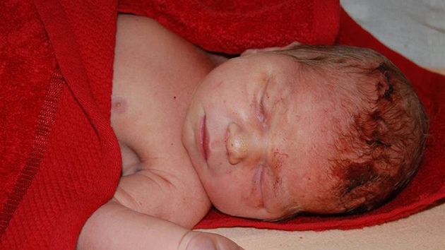 Porod doma čtenářky Moniky - Zasloužený odpočinek - Toník po prvním kojení spokojeně usíná.