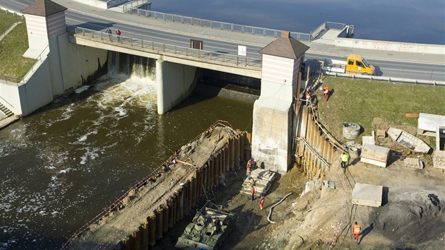 Stavba vodní elektrárny na Borské pehrad v Plzni. 