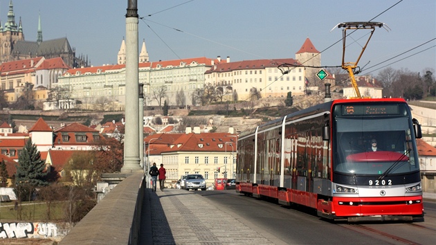 Tramvaj 15T na lince íslo 18 na Mánesov most