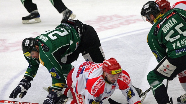 �eskobud�jovický  Pavel Ka�pa�ík (v bílém) tísn�ný boleslavskými Zby�kem Hrdelem (vpravo) a Tomá�em Nouzou.