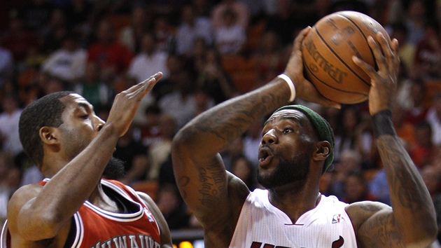  LeBron James (vpravo) z Miami a John Salmons z Milwaukee