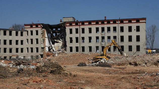Bývalá Peschlova továrna před finální etapou demolice.
