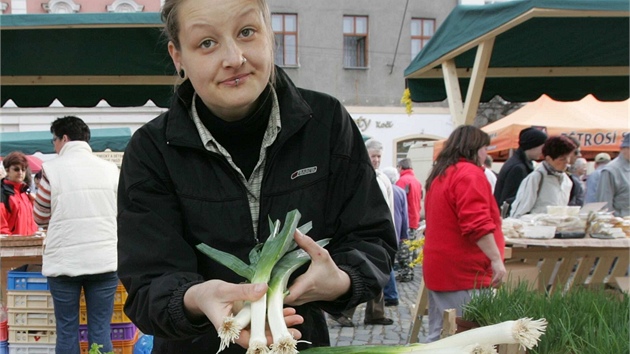 V Olomouci a umperku bylo poprvé moné zajít na farmáské trhy. Na olomoucké Dolní námstí (na snímku) pilákaly i pes pátení datum konání zástupy lidí.