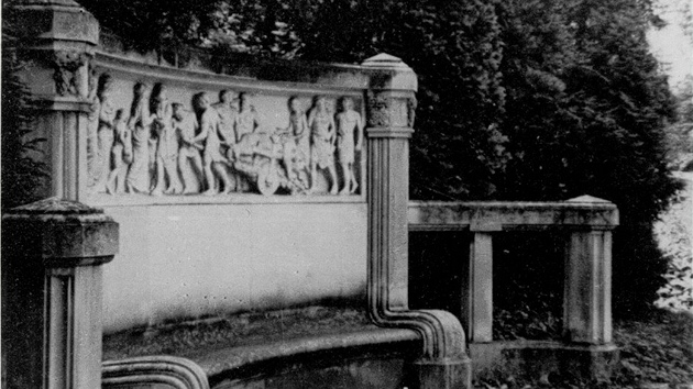 Pvodní vzhled jesenické památkov chránné kamenné lavice na historické fotografii.