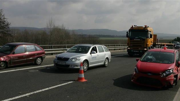 Hromadná nehoda sedmi aut na silnici R35 u P�áslavic na Olomoucku