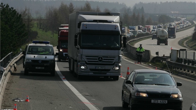 Hromadná nehoda sedmi aut na silnici R35 u Páslavic na Olomoucku.