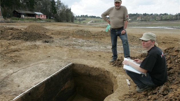 Archeologové objevili na dn vyputné Plumlovské pehrady nálezy dokazující osídlení místa od mladí doby kamenné a do starí doby elezné. Tyto jsou kultury s moravskou malovanou keramikou z období neolitu (4 500 let ped naím letopotem).