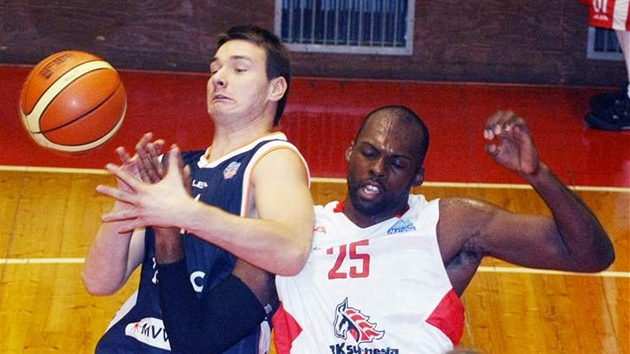 Pardubický Marcus Arnold (vpravo) v souboji s Jaromírem Fohlerem v dresu D��ína.