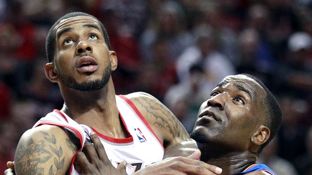 LaMarcus Aldridge (vlevo) z Portlandu a Kendrick Perkins z Oklahoma City se navzájem drí v achu.