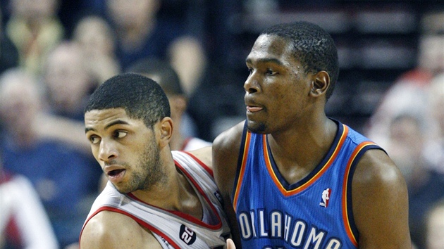 Nicolás Batum (vlevo) z Portlandu a Kevin Durant z Oklahoma City.