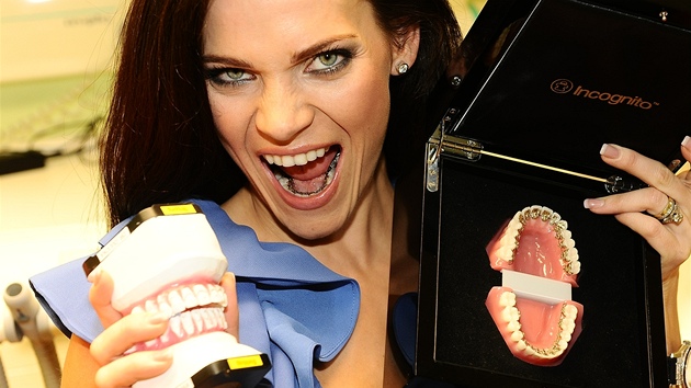 Andrea Vere�ová se chlubí revolu�ními rovnátky ze zlata, jejich� cena se pohybuje v desetitisících 