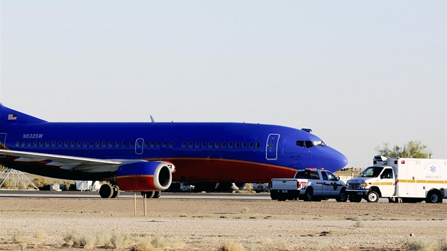Letadlo americké spolenosti Southwest Airlines muselo nouzov pistát v Arizon, v trupu se objevila dvoumetrová díra. 