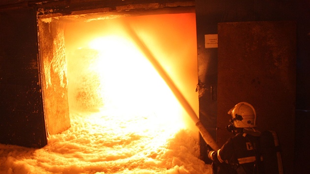 Hasii bojuj s rozshlm porem vrobny plast v Chropyni. (8. dubna 2011)