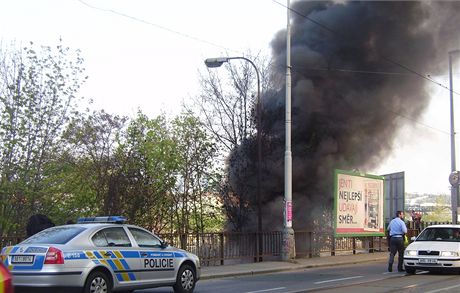 Poár pneumatik, kabel a zelen v Radlické ulici