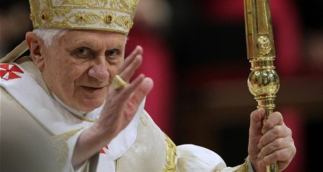 Pape Benedikt XVI. bhem modlitby ve Svatopetrské bazilice
