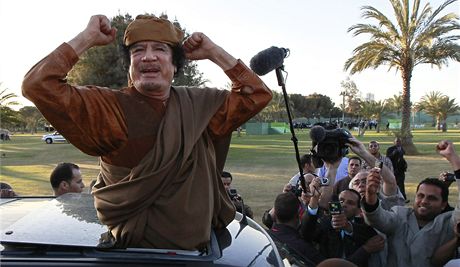Libyjský vdce Muammar Kaddáfí po setkání s pedstaviteli Africké unie (10. dubna 2011)