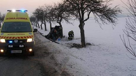 Na silnici u Frytácké pehrady na Zlínsku se ve stedu odpoledne srazila dv auta, pi nehod se zranili tyi lidé. Ilustraní foto