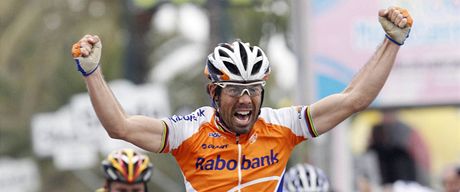 panlský cyklista Oscar Freire se po záveném spurtu raduje z vítzství v klasickém závodu Milán - San Remo