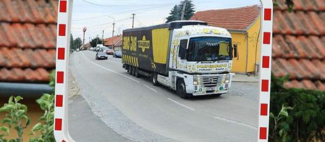 Najít mezeru mezi kamiony na bezpené pejití silnice v Hruové je problém (ilustraní foto).