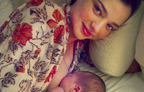 Modelka Miranda Kerrová poprvé ukázala svého syna Flynna (2011).