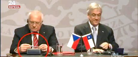Zábry s eským prezidentem, prohlíejícím si zálibn protokolární pero, obletly svt.