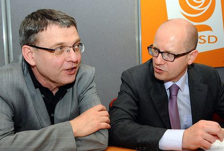 Stínový ministr zahranií Lubomír Zaorálek a pedseda SSD Bohuslav Sobotka na jednání pedsednictva sociální demokracie 