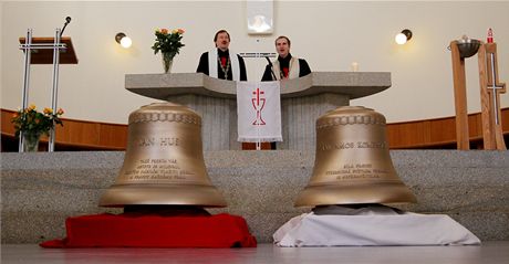 Nové zvony do plánované zvonohry Sboru knze Ambroe nesou jména Jan Hus a Jan Amos Komenský.