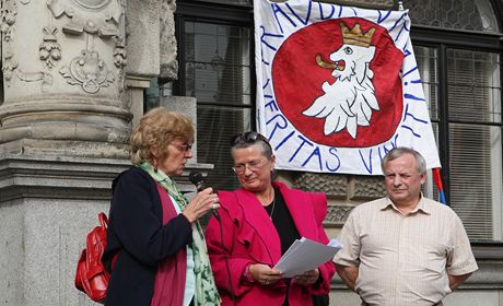 Druh demonstrace na podporu libereckho primtora Jana Koryte ped budovou radnice