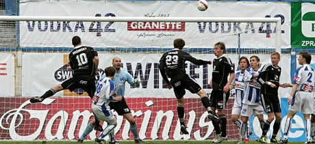 ÚSP̊NÝ NÁHRADNÍK. Na hiti byl sotva tyi minuty, kdy se hradecký fotbalista Marek Jandík prosadil proti ústecké obran. Takhle úspn hlavikoval.