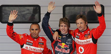 NEJLEPÍ TROJKA. Tahle trojice si vybojovala nejlepí postavení na startu Velké cené íny. Zleva: Lewis Hamilton, Sebastian Vettel a Jenson Button.