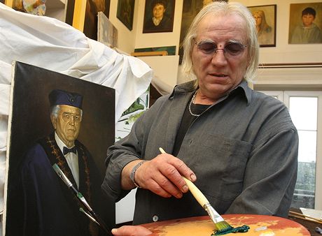 Mal Josef Beka, kter portrtoval klatovsk starosty, zobrazil na pltn tak napklad bvalho rektora ZU Jiho Holendu. 