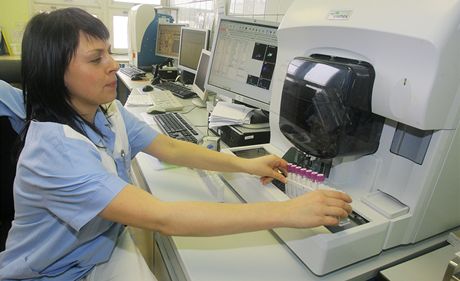 Nový pístroj na testování vzork krve pouívají v hematologické laboratoi písecké nemocnice. Na snímku pracuje s krevním analyzátorem laborantka Martina Voíková.