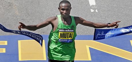 Geoffrey Mutai probíhá vítzn cílem Bostonského maratonu.