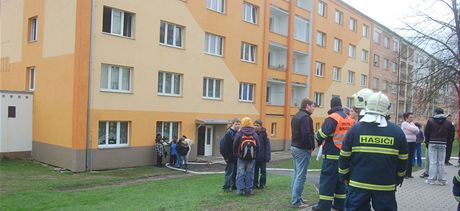 Hasii zachraovali estiletého chlapce z hoícího bytu ve druhém pate paneláku v Rotav.